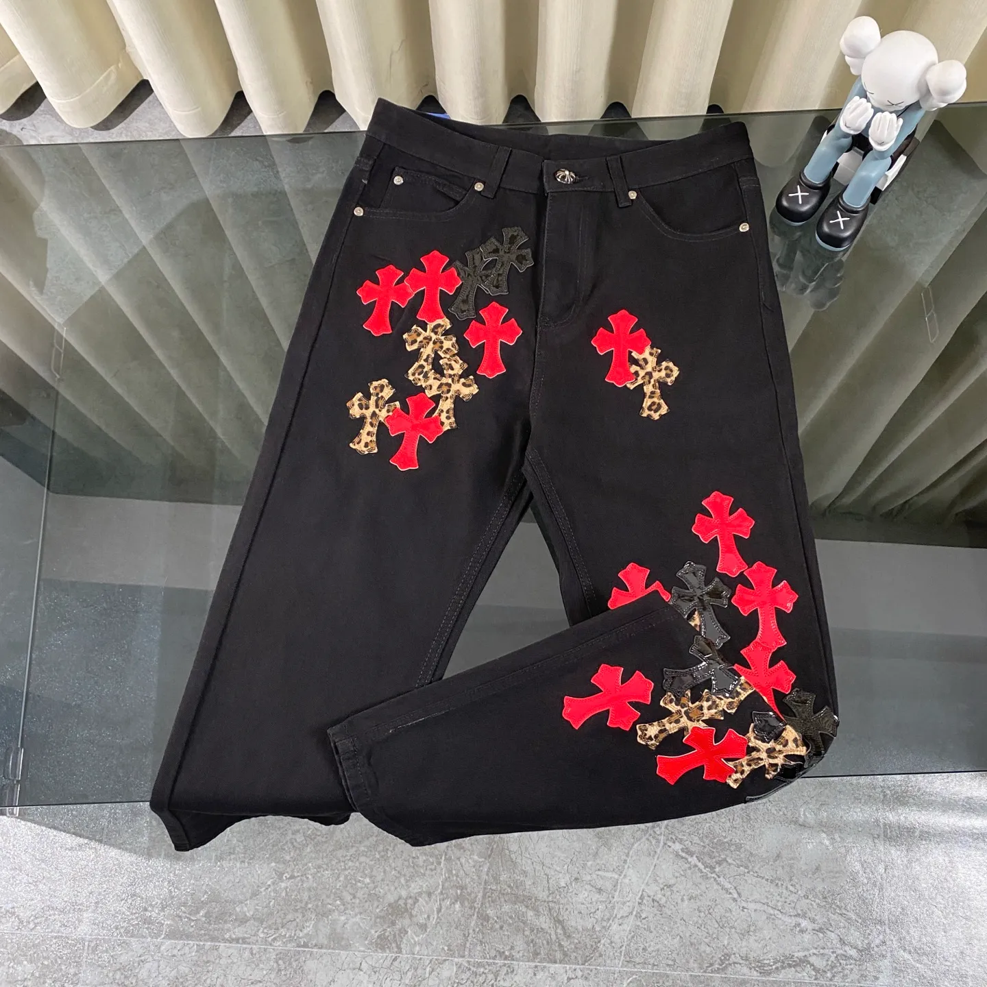 P250 CH Chromehearts St. Bart’s limited edition leopard print bright leather cross patchwork black heavy-duty jeans. The counter price is 34W level. The patchwork cross pattern is embellished and the jeans are washed! ! An absolutely high-end luxury product, a 1.9W-level god-level single product, a super popular product, made by top heavy industry, a magic weapon that cannot be missed! [About Zangyin] This is an extremely luxurious fashion brand that can also be called the aristocracy of the high street. It has always been an exclusive brand for some hipsters or rich second generations. Compared with ordinary high streets, it is more luxurious and noble. Compared with luxury brands, it is more fashionable and individual. It has always been a brand that I have a special liking for. [Top heavy industry fashion design] Consistently high-street luxury style. Speaking of this style, the Zangyin family and GU family are definitely the leading representative brands. Especially the Zangyin family has really achieved a state-of-the-art effect in creating high-street style. The unique washed material is used to create this style. The color system is already quite eye-catching. After it is decorated with patchwork cross flowers, it cleverly highlights the charm of the brand. Secondly, this style uses classic The high-waist cutting design highlights the long legs and fashionable temperament of the upper body. The brand is highly recognizable and the slim fit configuration is more suitable for daily wear. It is a product that interprets personality, fashion, and specifications at a glance. This single product is enough to make any fan excited. It can be a white T-shirt for a youthful college style, or a tight suspender for a royal style. It has strong matching ability and can be easily controlled by men.  [Materials and craftsmanship] Needless to say, this point goes without saying. As an excellent craftsman brand, Zangyin’s requirements for details and craftsmanship are really perfect. The washed color of this model has gone through so many processes, not to mention the embellishment of denim appliques. It is also purely hand-made and sewn. Just like what they believe in, only hand-made things have soul and have the meaning of wear. A top-notch heavy-duty fashionable denim item, I look forward to your perfect interpretation! !  Color: Black Size: 28-36